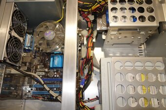 Hlinikova HTPC skrin LIAN LI PC-C30 - 7