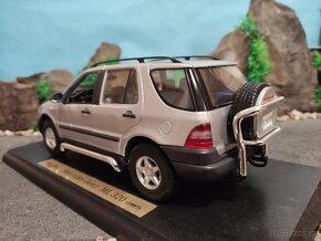 prodám model 1:18 mercedes benz ML 320 - 7