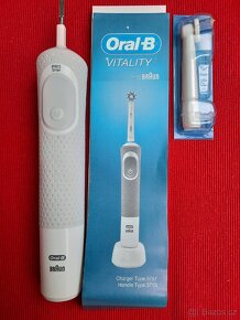 Oral-B Vitality 100 elektrický zubní kartáček 2+1 - 7