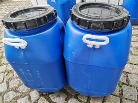 Kanystry plast 20Ltr. Bílé a modré za 60Kč, 15Ltr. 50Kč. PM - 7