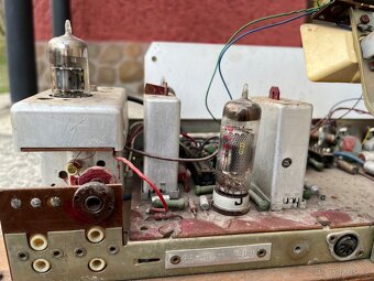 Torzo elektronkového radio přijímače Videoton - 7