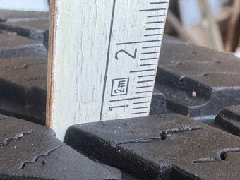Prodám 1ks zimní pneu Nokian Tyres 215/60R17 - 7