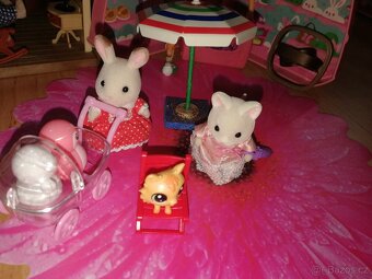 Sylvanian figurky a  domeček - 7