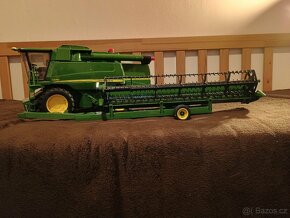 Prodám Bruder 2132 kombajn John Deere T673i - 7