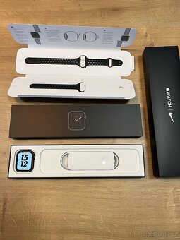 Apple Watch Nike SE 44mm vesmírně šedé - 7