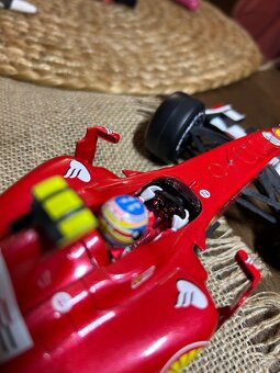 Ferrari F 10 Alonso 1:18 - 7