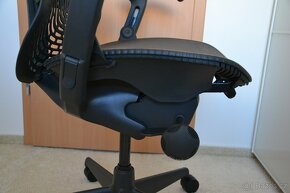 Kancelářská židle Herman Miller Mirra (PC 29 000,-) - 7