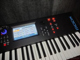 Syntezátor Yamaha MODX 6 a příslušenství super stav - 7