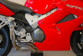 Honda VFR 800 - hezký stav, žádné úpravy - 7