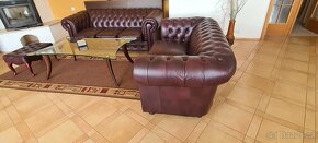 Prodám třímístnou a dvoumístnou pohovku Chesterfield Windsor - 7