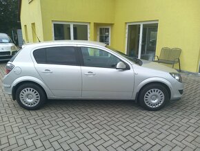 Opel Astra 1.6i ČR 2010 POUZE 120t.KM,SERVISKA KLIMA TAŽNÉ - 7