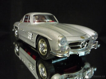 Mercedes Benz 300 SL stříbrný Bburago 1/18 - 7