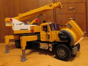 Nákladní automobil MACK Granite s jeřábem Liebherr – Bruder - 7