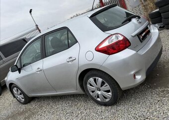 Toyota Auris 1,6 1.MAJITEL ČR 60tKm +ALU benzín manuál 97 kw - 7