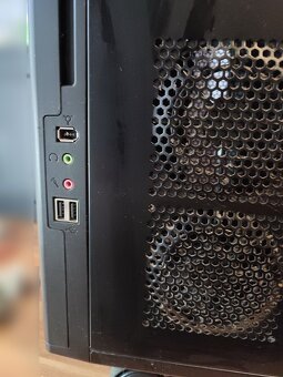 Prodám case (PC skříň) Chieftec včetně zdroje 550W a koleček - 7