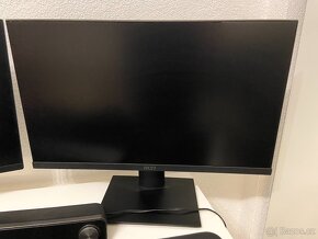 herní PC setup: počítač, dva monitory, kamera, myš a další - 7