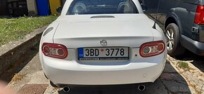 Krasná Mazda MX-5 Cabrio - 7