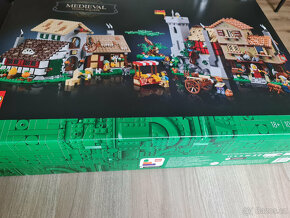 LEGO® ICONS™ 10332 Středověké náměstí + přepravní box - 7