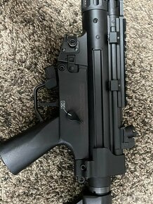 Prodám MP5 + 6x zásobníků + baterie - 8