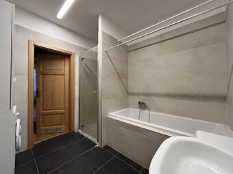 Luxusní apartmán 2kk s krbem, v přímém centru, parkování, pl - 8