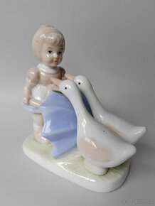 Krásná porcelánová figurka - malá dívce se 2 husami - 8