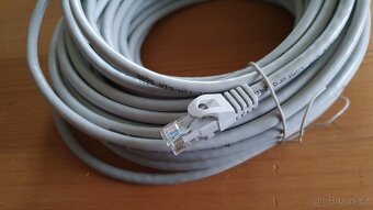 Kvalitní síťový kabel, propojovací, 2× RJ-45 (CAT6) - 8