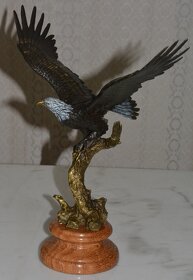 Bronzová socha orla - 8