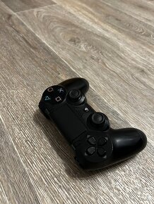 PS4 SLIM 1TB ve skvělém stavu - 8