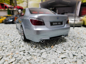 model auta BMW M5 E60 strieborná farba Otto mobile 1:18 - 8