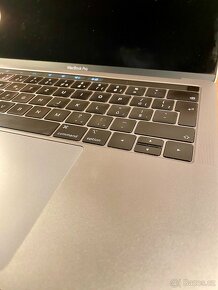 MacBook Pro 13,3 CZ 2019 i5 128GB 8GB + brašna + hub Baseus - 8