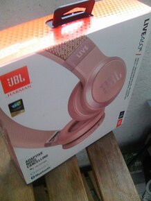 Bezdrátová Bluetooth růžová nová sluchátka Live 460 JBL - 8