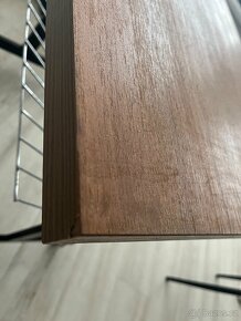 Dřevěný stolek s kovovou konstrukcí a regálem - 8