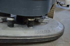 PRODÁM Repasovovaný podlahový mycí stroj Hakomatic B90 - 8