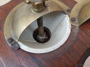 Velice zachovalý a velmi starý mlýnek na kávu se štítkem - 8