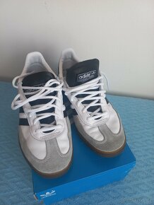 Adidas / New Balance - 8