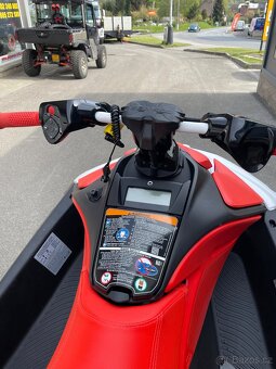 Sea Doo Spark Trixx 90HP model 2025 - červeno/bílá - 8