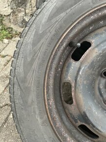 Nokian WR D4 185/65 R15 88T zimní + plechová kola + poklice - 8