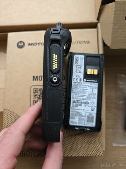 Ruční vysílačka Motorola Mototrbo R7 FKP BT WIFI GNSS - 8