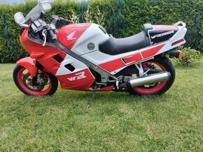 Honda VFR 750 F RC24 - 8