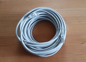 Kvalitní síťový kabel, propojovací, 2× RJ-45 (CAT6) - 8