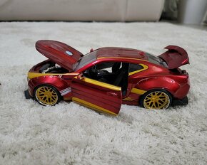 Iron man model auta 1:24 plus kovová postava - 8