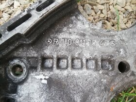 Mezikus mezi motorem a převodovkou Mercedes W123. - 8