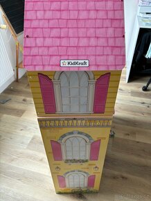 Dřevěný domeček pro panenky Barbie s verandou a nabytkem - 8