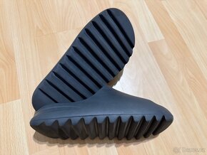 yeezy slides onyx 42 - 8