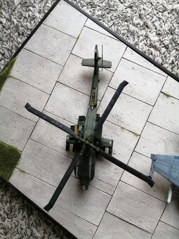 Slepený model AH-64 1/72 + podložka - 8