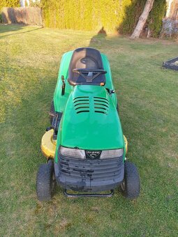 Prodám zahradní traktor SABRE by John Deere - 8