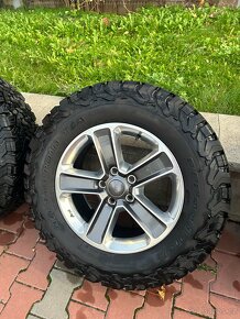 Jeep Wrangler Kola R18 s pneu BF Goodrich All-terrain 255/70 - 8