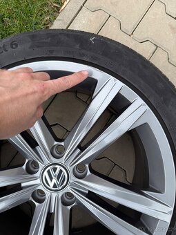 Originální alu disky VW 8Jx18 + letní pneu 235/45 R18 - 8