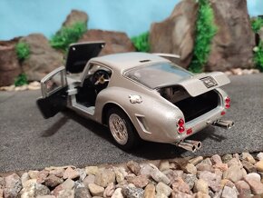 prodám model 1:18 ferrari 250GT0 berlinetta - 8