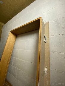 Dveře dřevěné včetně zárubní a kování - 8